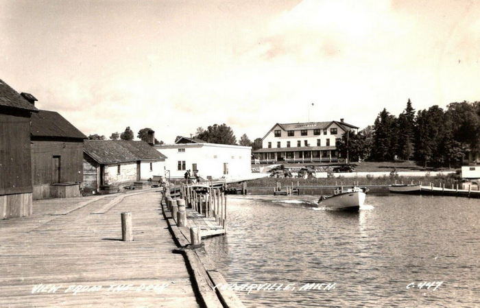 Cedar Inn - Old Postcard (newer photo)